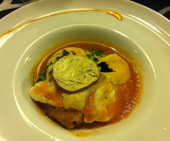 Restaurante Malkebien Sopa de Tomate con Aroma de Chorizo de Cerdo Ibérico con Pan de Hogaza y Huevo Pochado